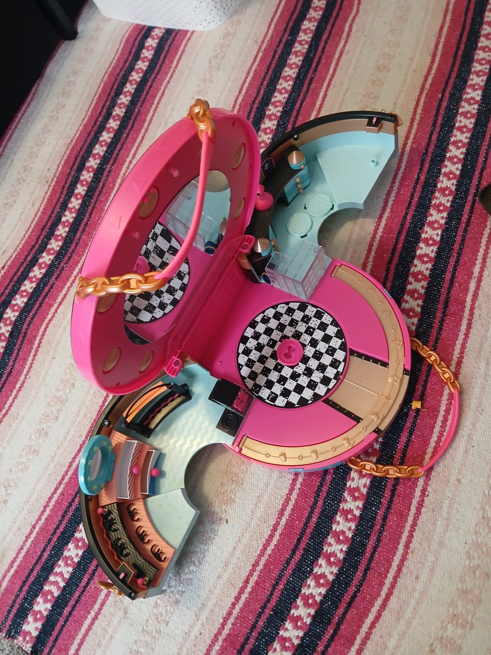 L.O.L. Surprise! Pink Playset Carry Case with Dolls - Picture 9 of 9